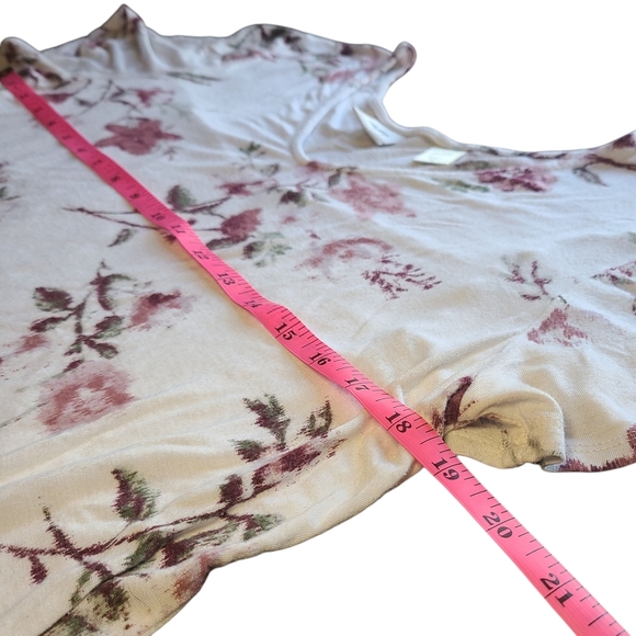 Daytrip By Buckle Womens Floral V-Neck Short Sleeve High-Low Split Back Tee – XL - Picture 6 of 7